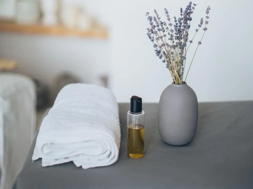 Spațiu liniștit pregătit pentru desfășurarea unei ședințe de masaj terapeutic