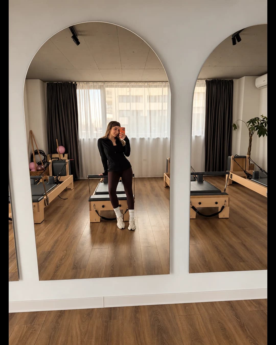 Fotografie în oglinda studioului Pilates Reformer XPilates & Spa