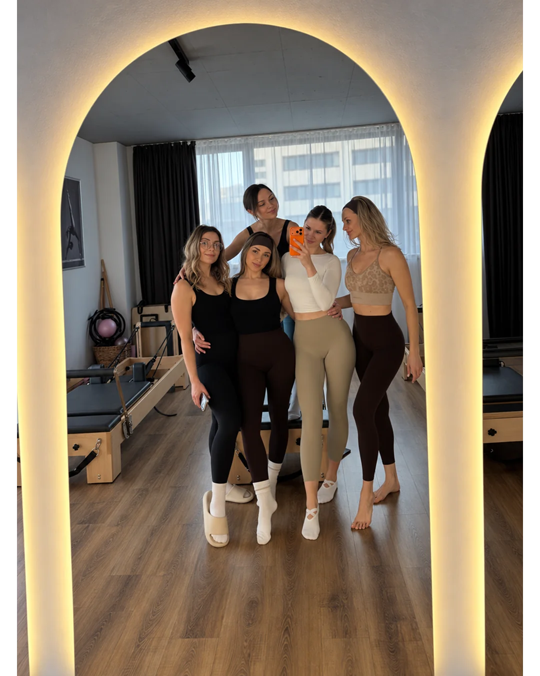 Fotografie de grup în oglinda luminată a studioului XPilates & Spa