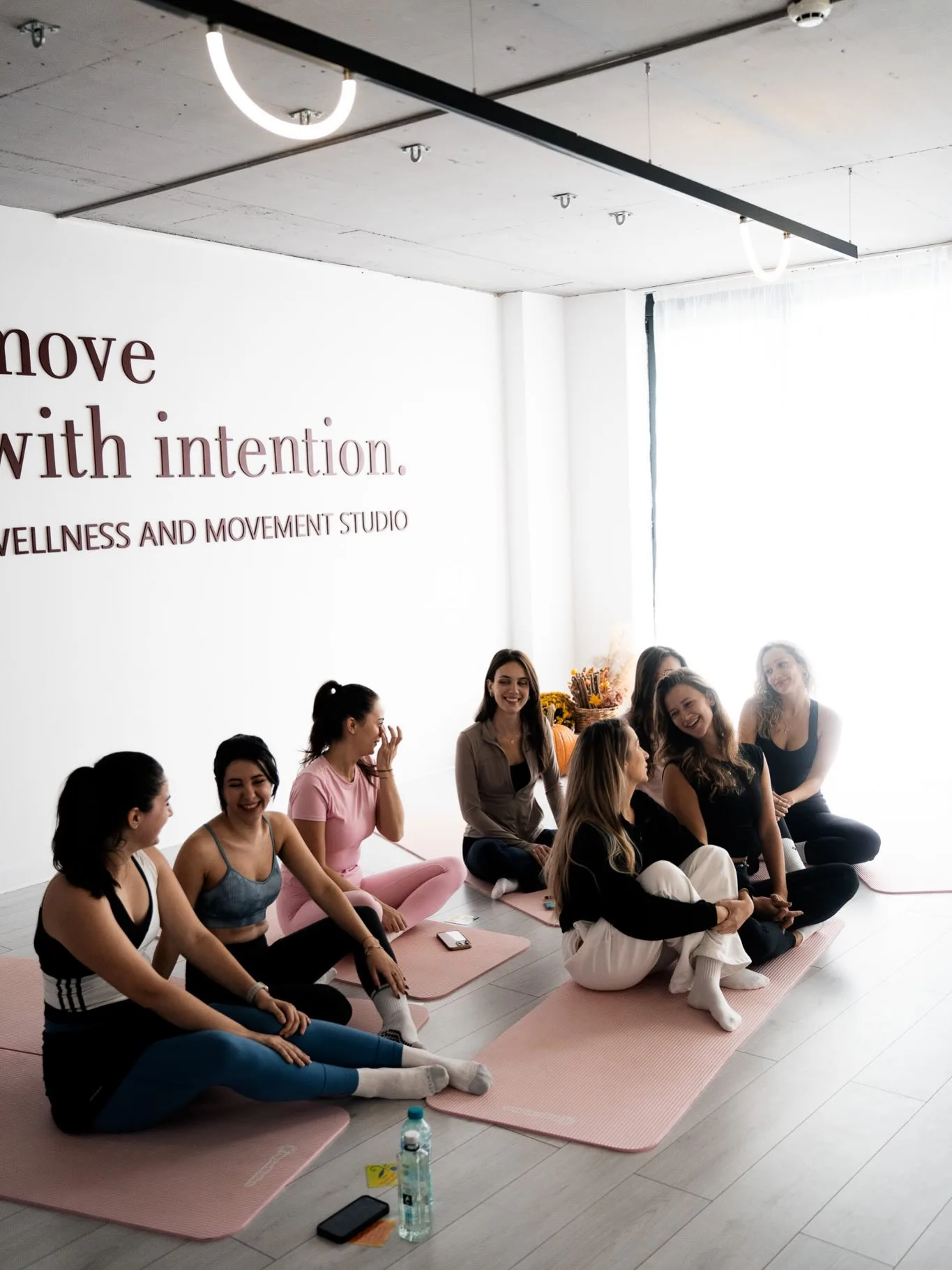 Femei reunite la un eveniment al comunității XPilates