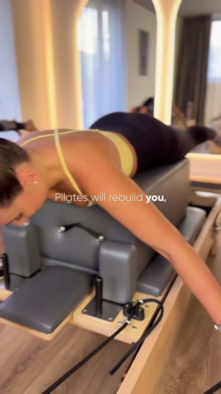 Exercițiu pe Reformer — cadru din videoclipul 2 XPilates