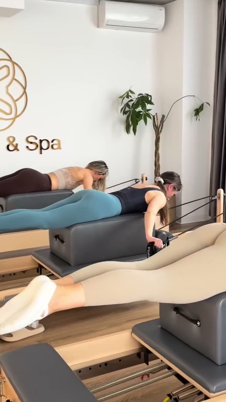 Exercițiu pe Reformer — cadru din videoclipul 1 XPilates